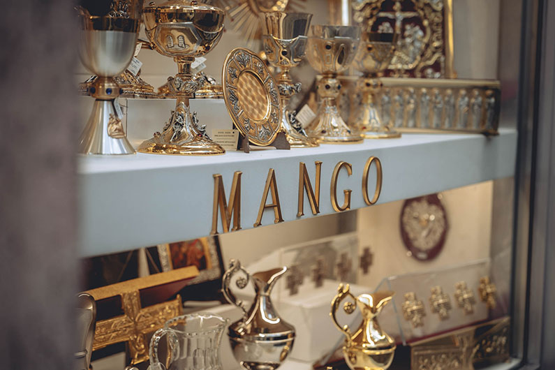 mango articoli religiosi vetrina